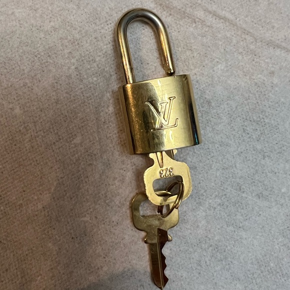 Louis Vuitton lock and keys - Picture 2 of 12